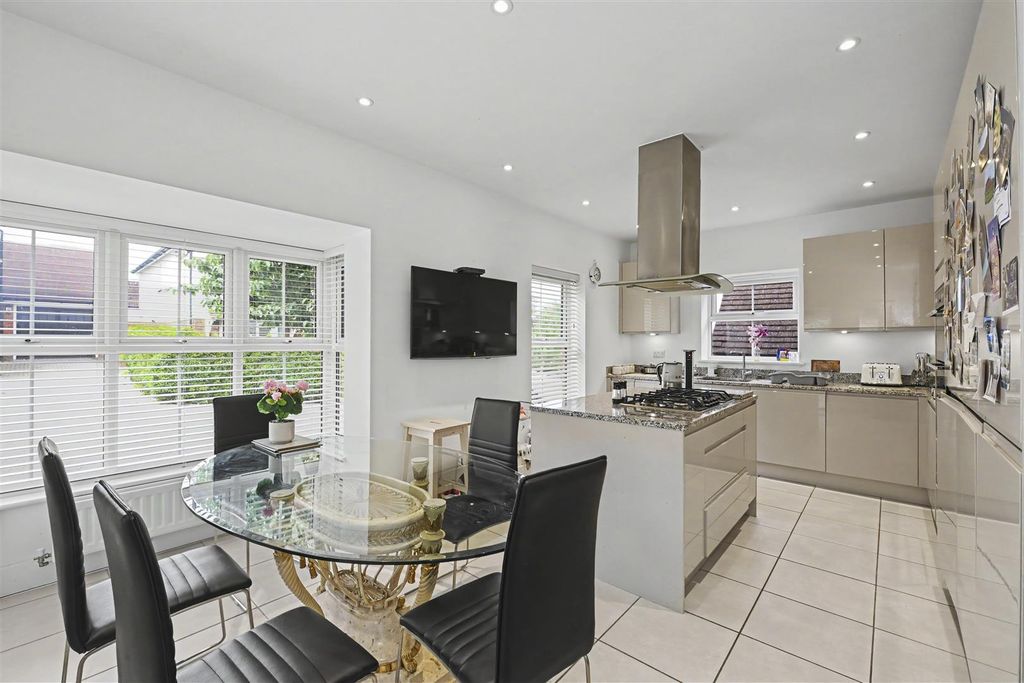 Property photo 3 of 15 15-Probyn-Close-05.Jpg
