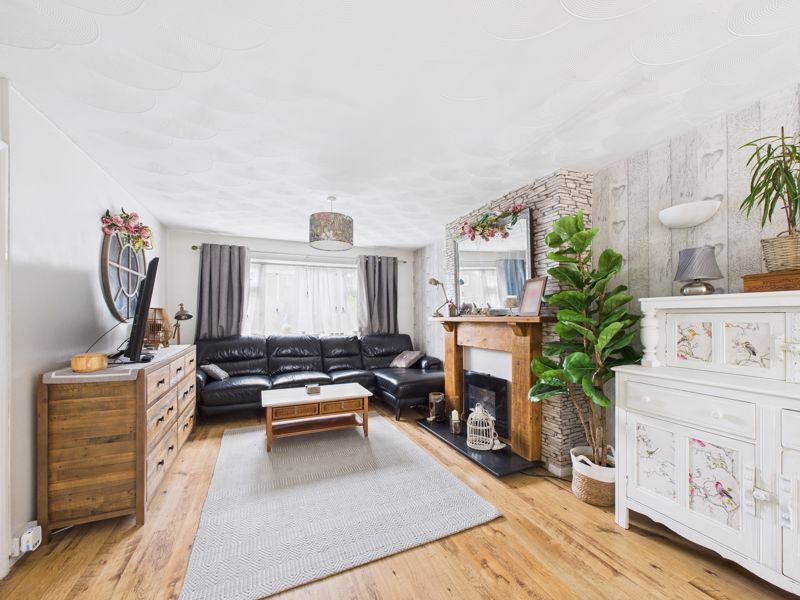 Property photo 3 of 16 Lounge