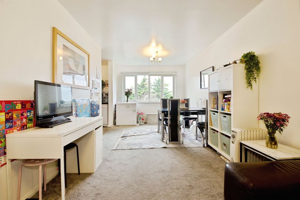 Property photo 3 of 12