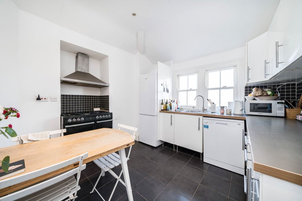 Property photo 3 of 12 Kitchen