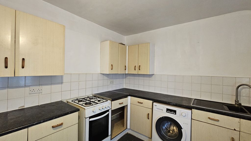 Property photo 1 of 3 1 Bed Flat To Rent Rugby Garden, Romford Rm9