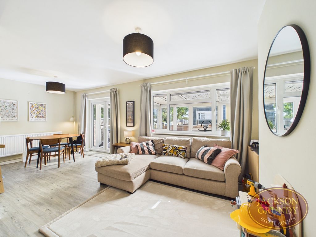 Property photo 3 of 18 Draycott Close
