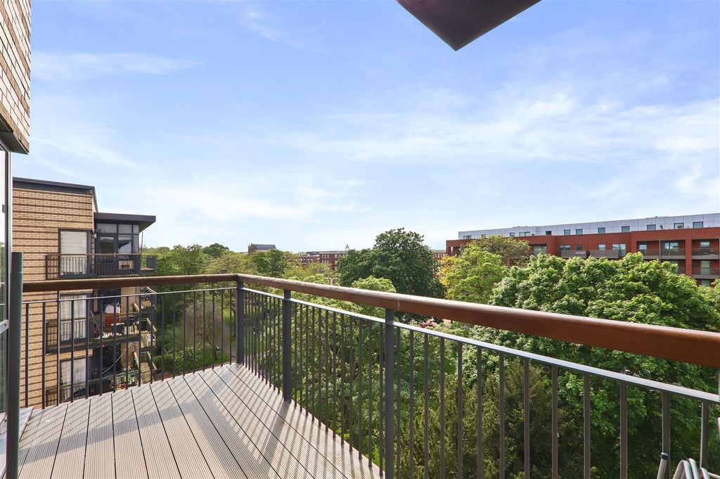 Property photo 2 of 15 14-9646Jhmim - 19 Gale House - 42 (1).Jpg