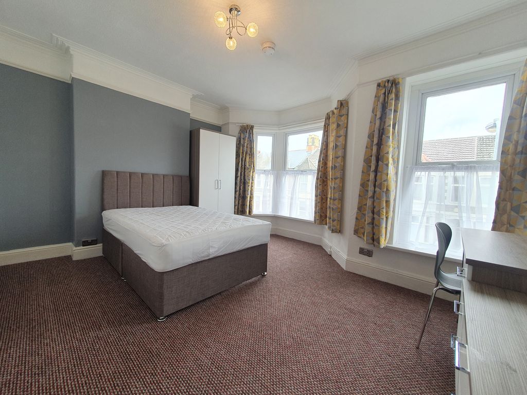 Property photo 1 of 5 Room