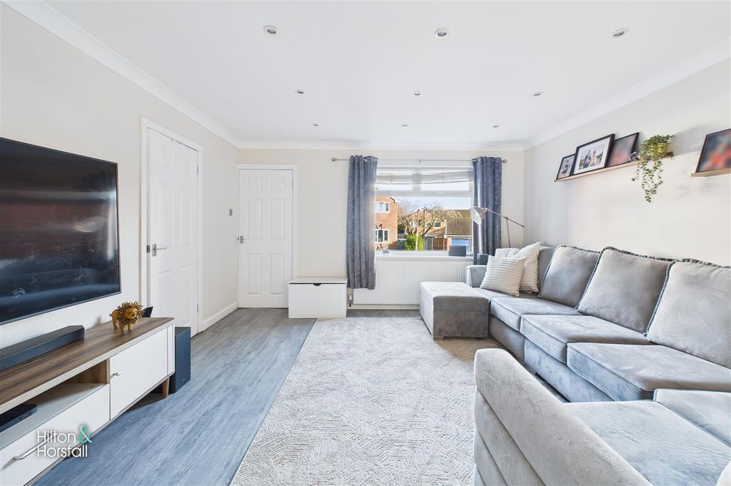 Property photo 3 of 16 Hunters Drive