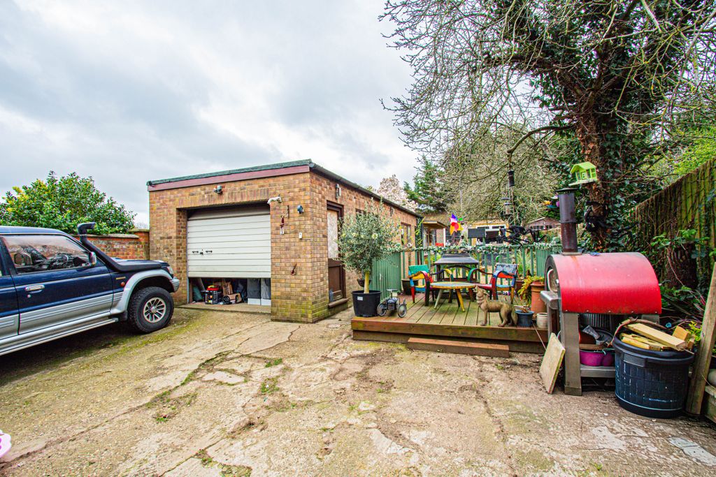 Property photo 3 of 23 Tandem Garage With Inspection Pit