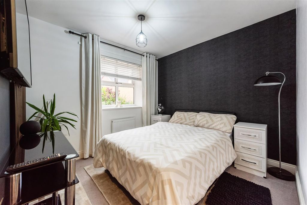 2 bed flat for saleDraper Close, Andover SP11 photo 5