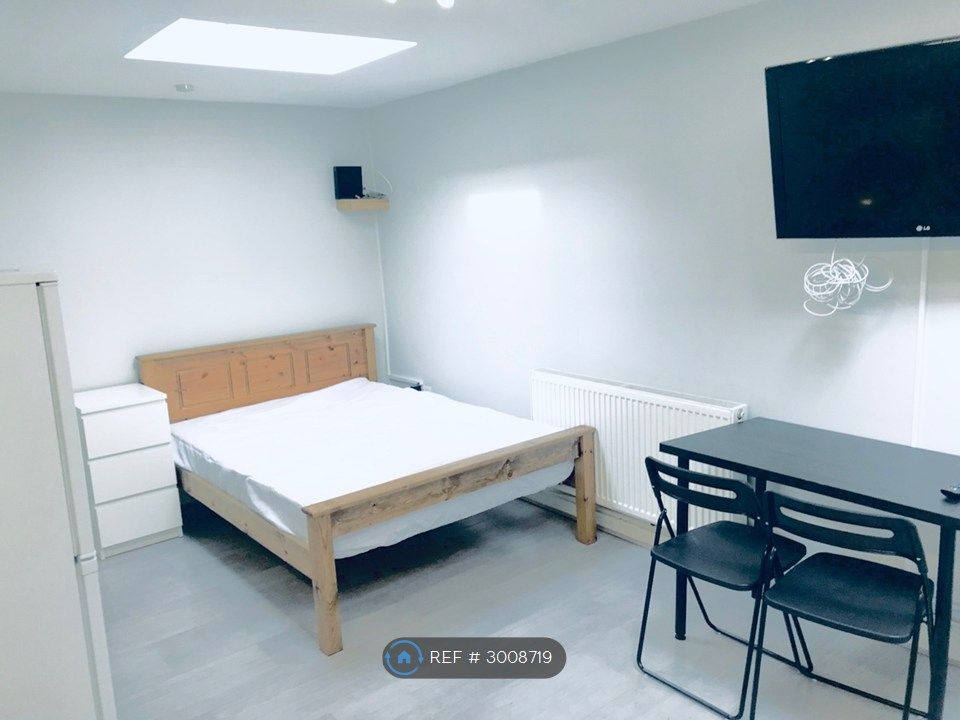 Property photo 2 of 5 Large Self Contained Studio