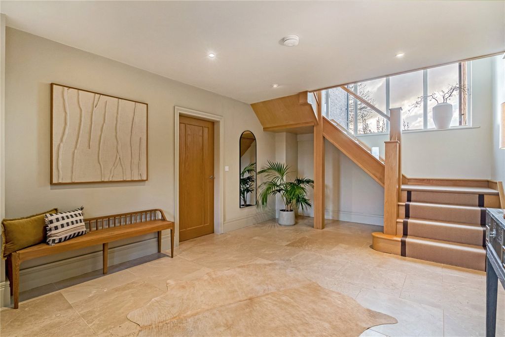 Property photo 2 of 22 Entrance Hall