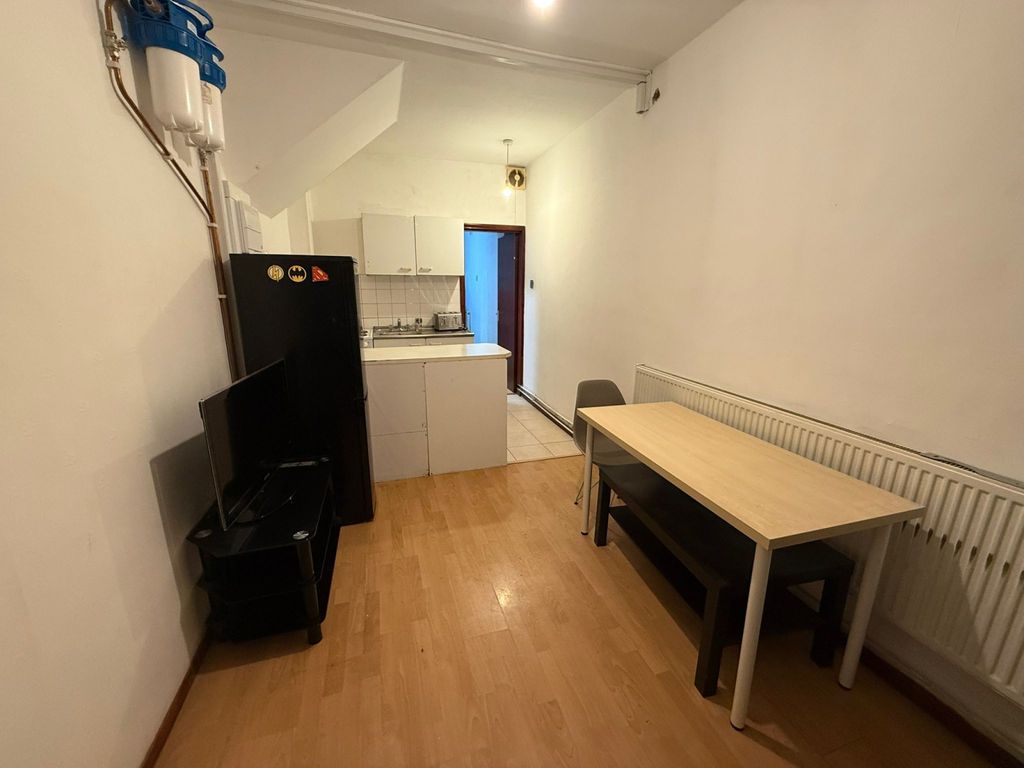 Property photo 1 of 8 2 Bedroom Ground Floor Flat Â€“  Southall (Ub2)