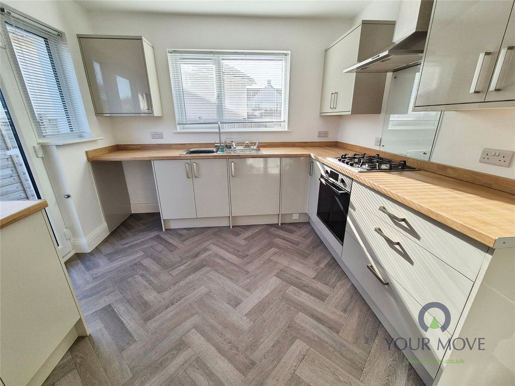 Property photo 3 of 17 Kitchen