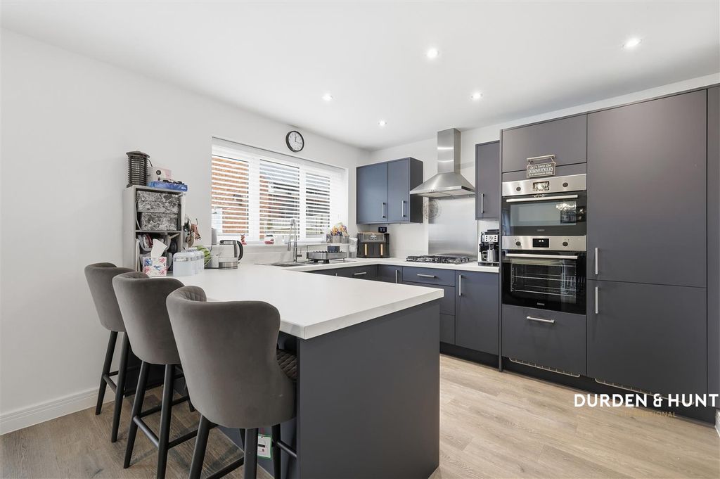 Property photo 2 of 25 Bourne Brook View