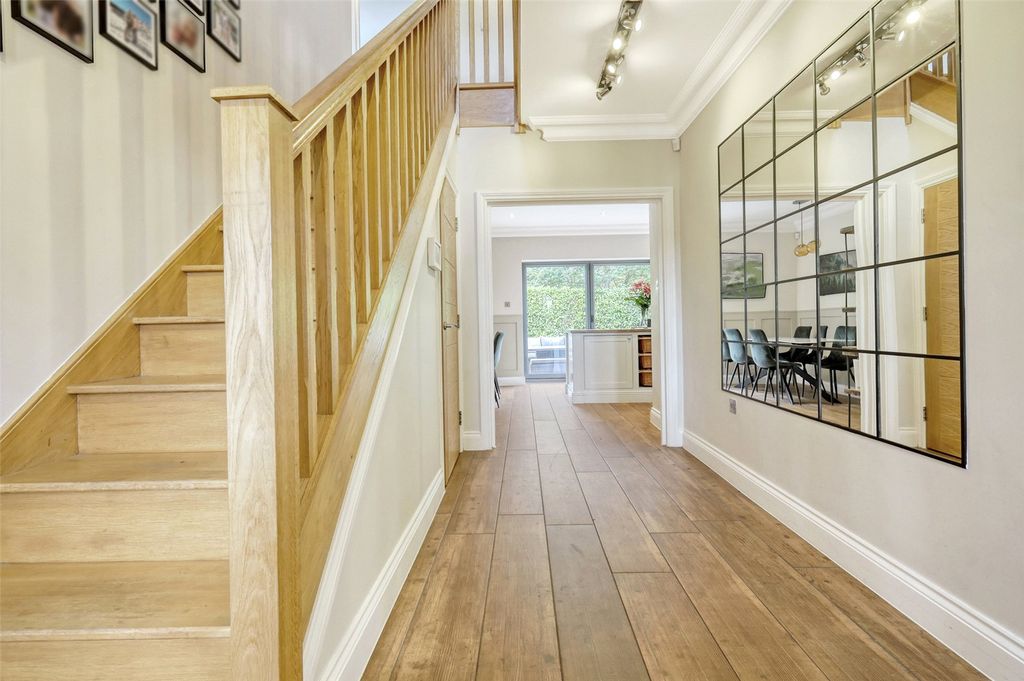 Property photo 3 of 23 Entrance Hall