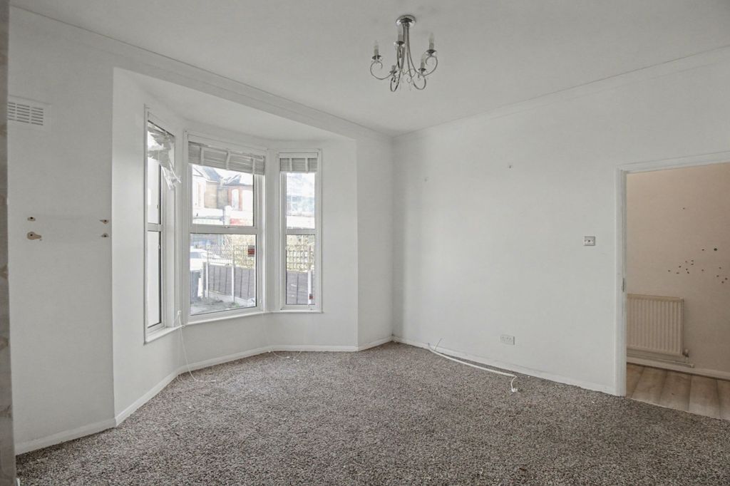 Property photo 2 of 16 72 Colworth Road, London E11 1Hy
