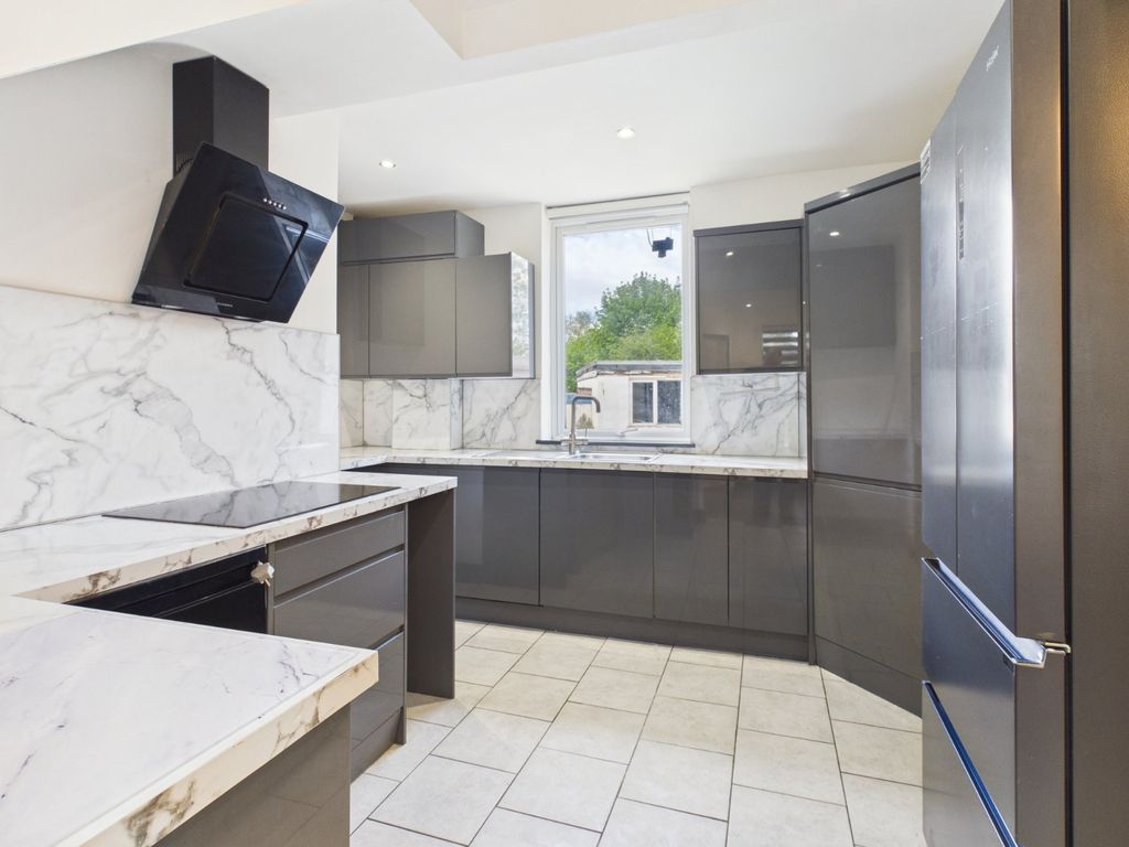 Property photo 2 of 11 Kitchen