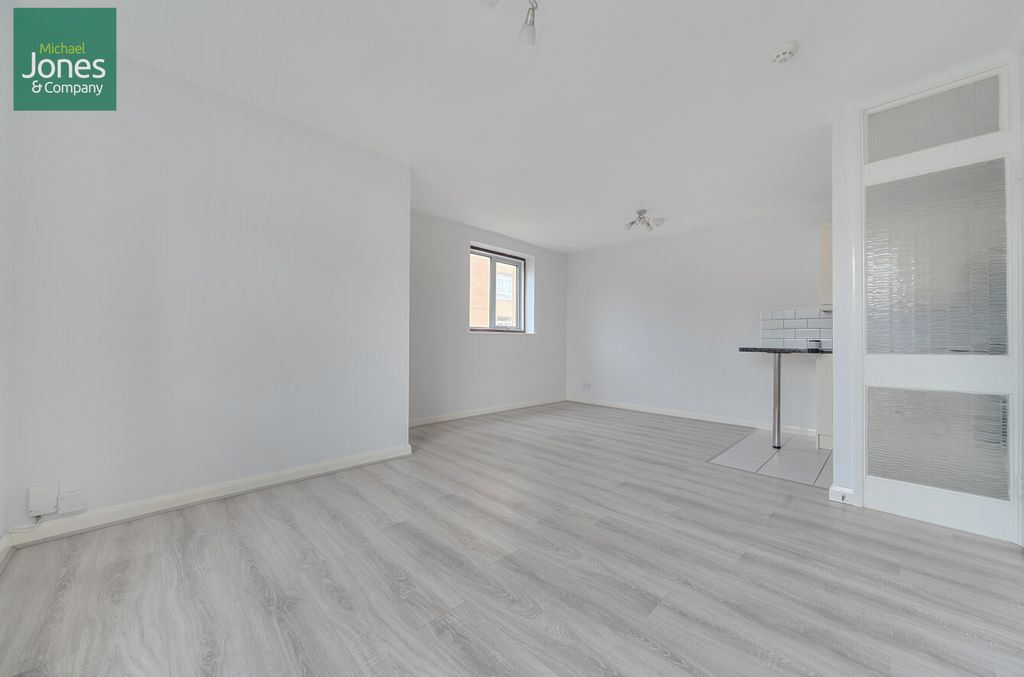 Property photo 3 of 8 Lounge