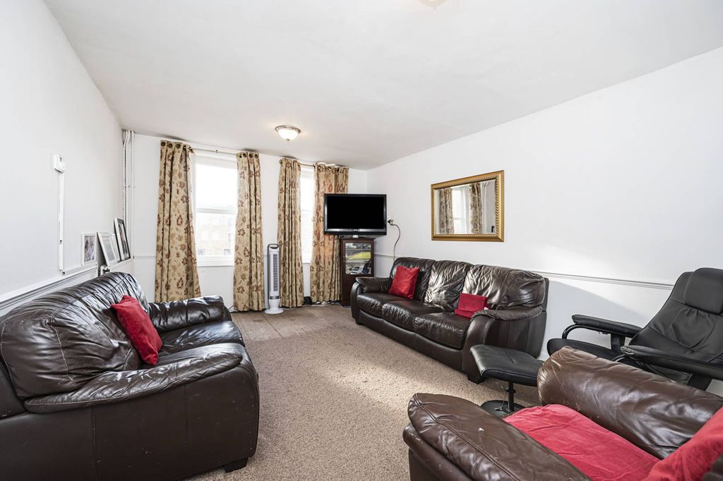 Property photo 3 of 12