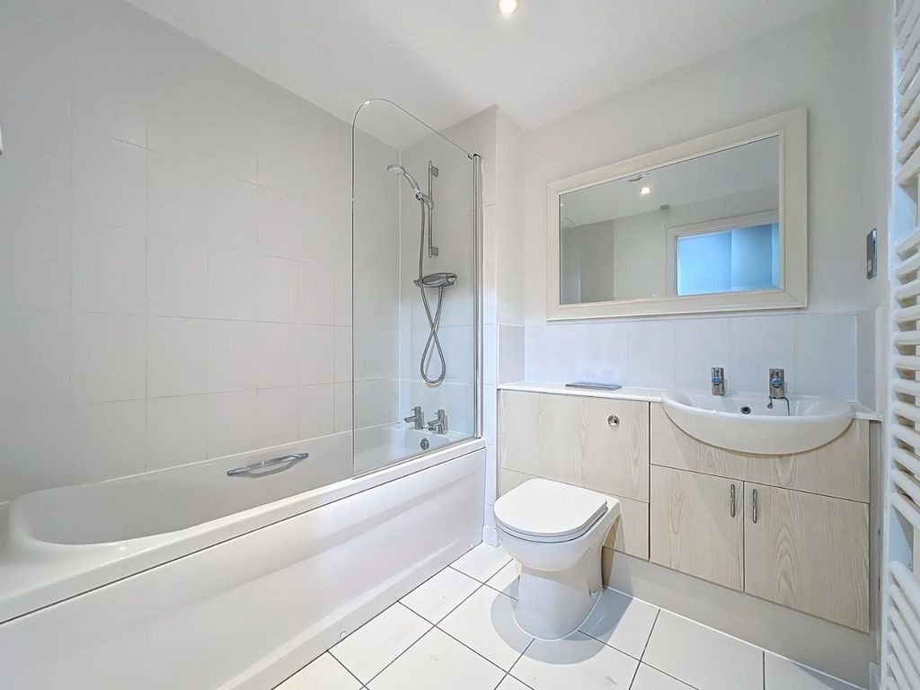 Property photo 1 of 18 Bathroom