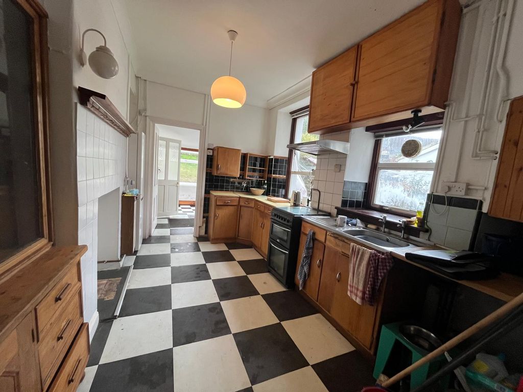 Property photo 2 of 27