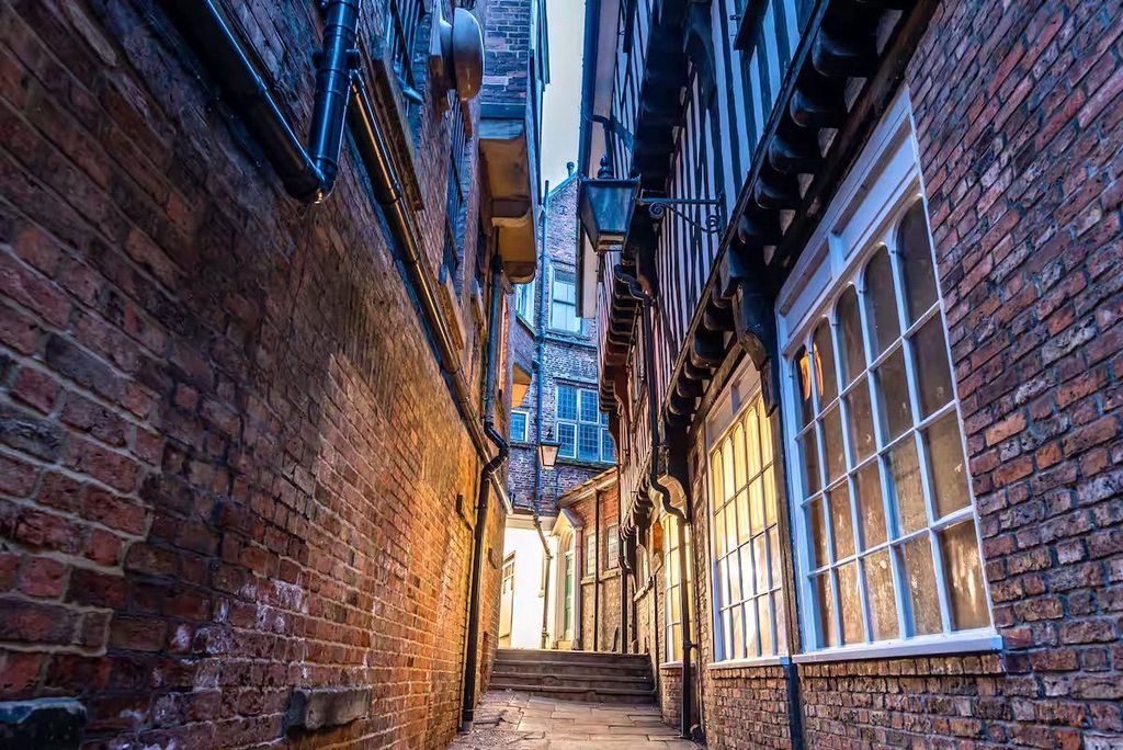 Property photo 1 of 12 Alleyway