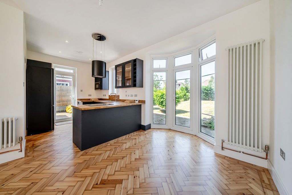 Property photo 2 of 18 1480579-11-6A392F...