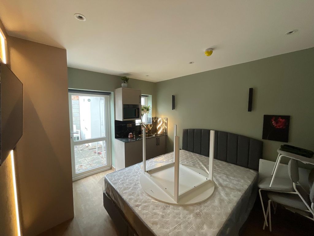 Property photo 1 of 2 Fully Furnished Ensuite Room To Rent | Allendale Avenue, Southall Ub1