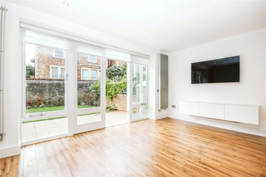 Property photo 3 of 17 Picture No. 24