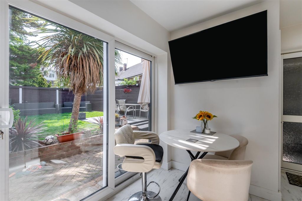 Property photo 3 of 14 8650248-Interior15.Jpg