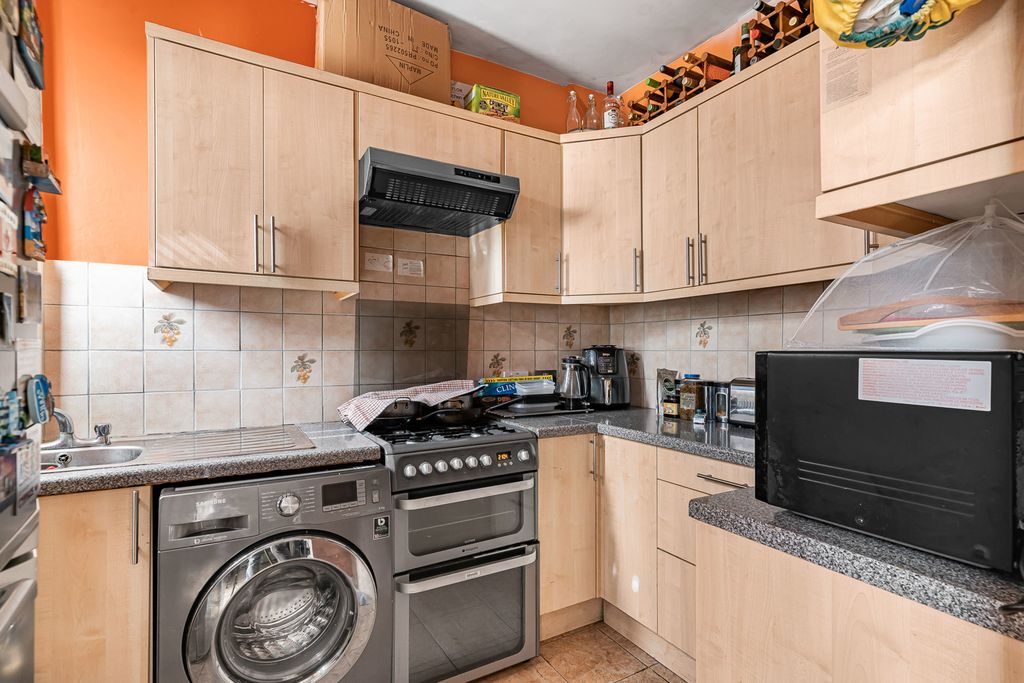 Property photo 3 of 19 Kitchen