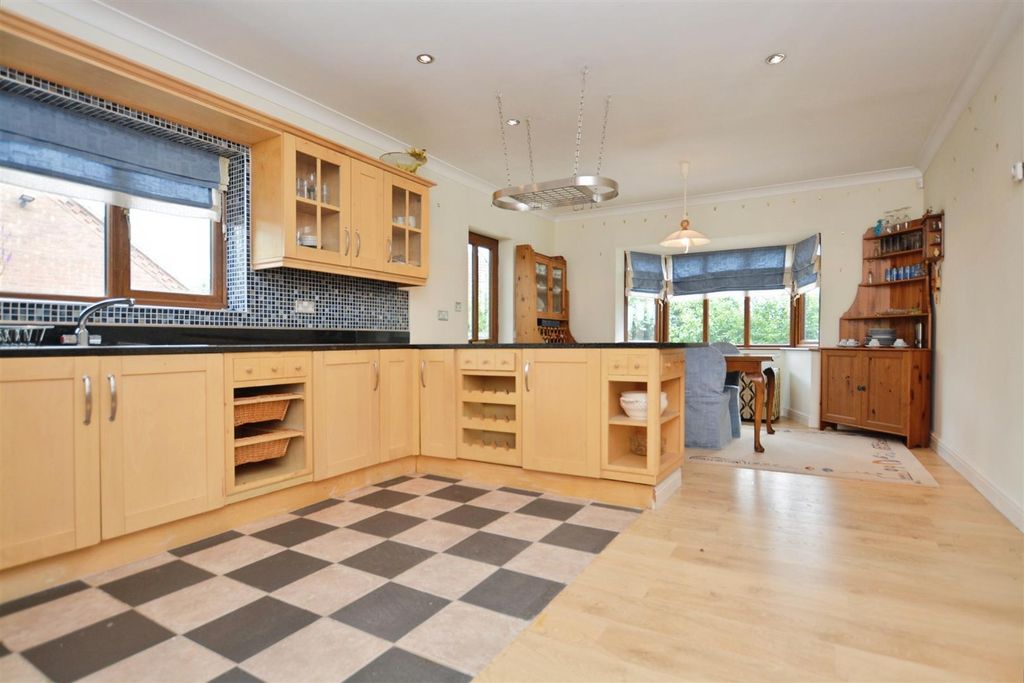Property photo 2 of 27 Kitchen Diner