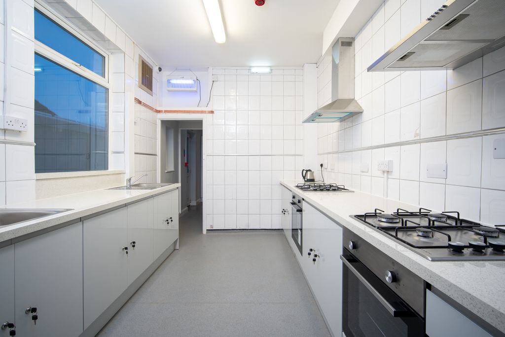 Property photo 3 of 5 Kitchen