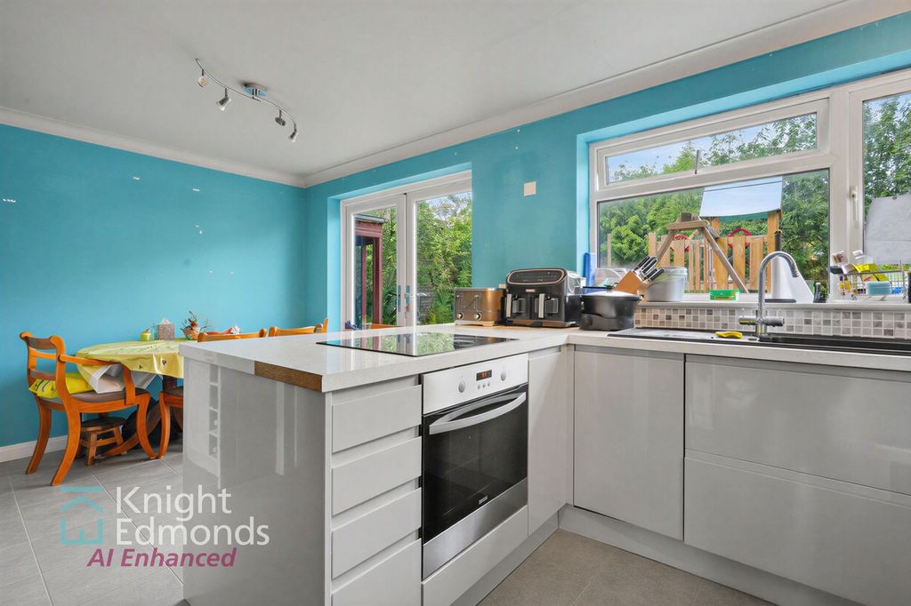 Property photo 3 of 11 Kitchen