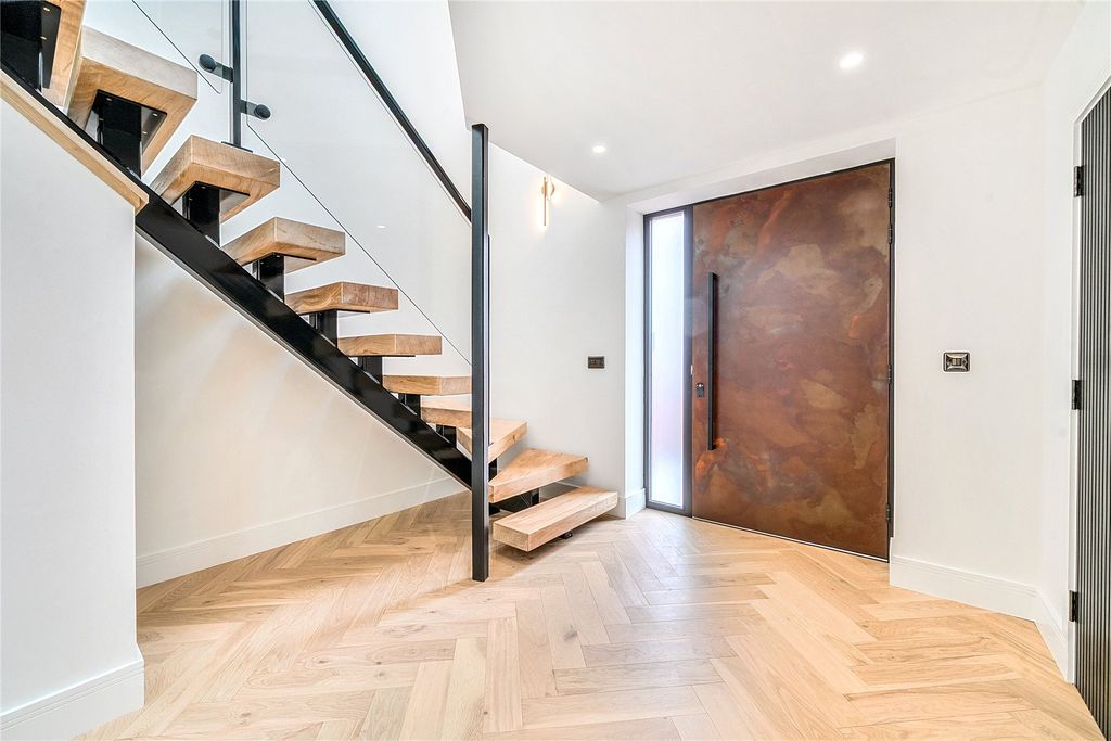 Property photo 2 of 19 Entrance Hall