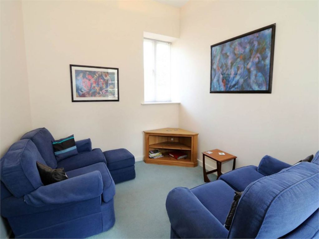 Property photo 3 of 11 Lounge