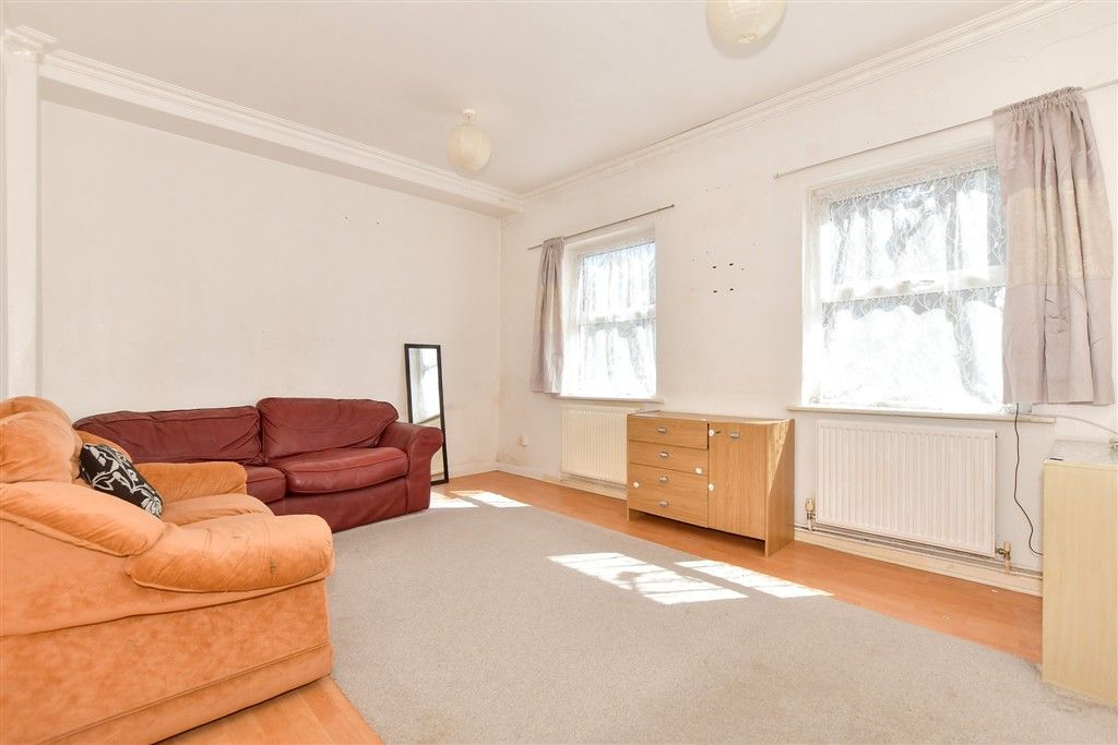 Property photo 3 of 16 Lounge