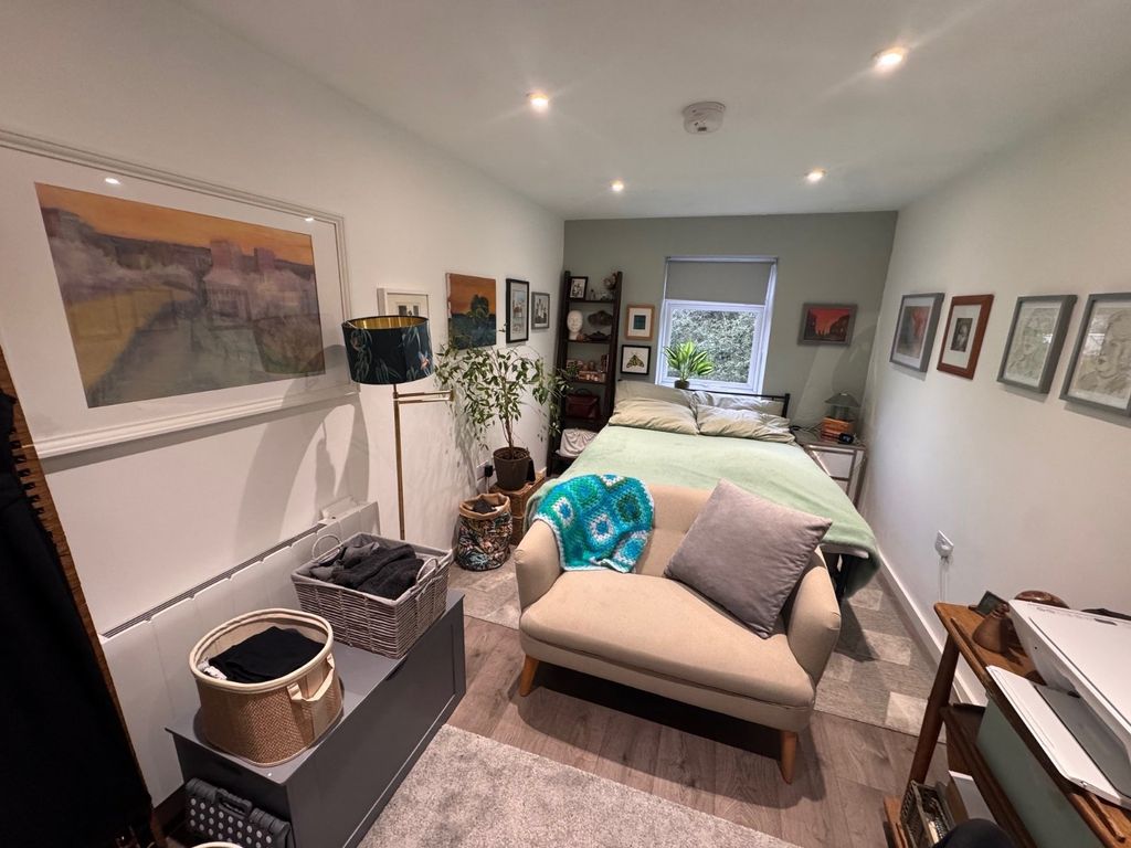 Property photo 2 of 11 Picture No. 15