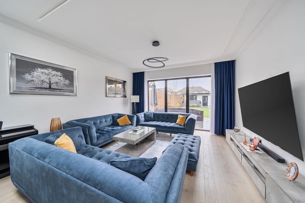 Property photo 3 of 18 Lounge