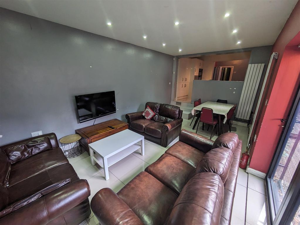 Property photo 2 of 23 Lounge