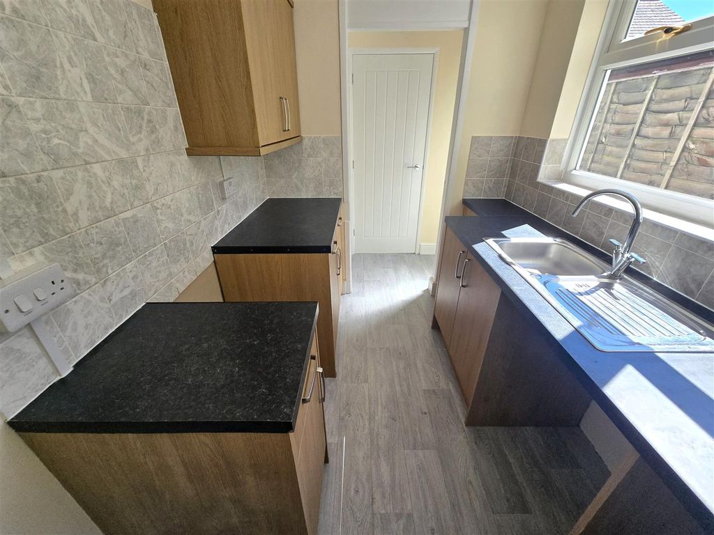 Property photo 3 of 10 Kitchen