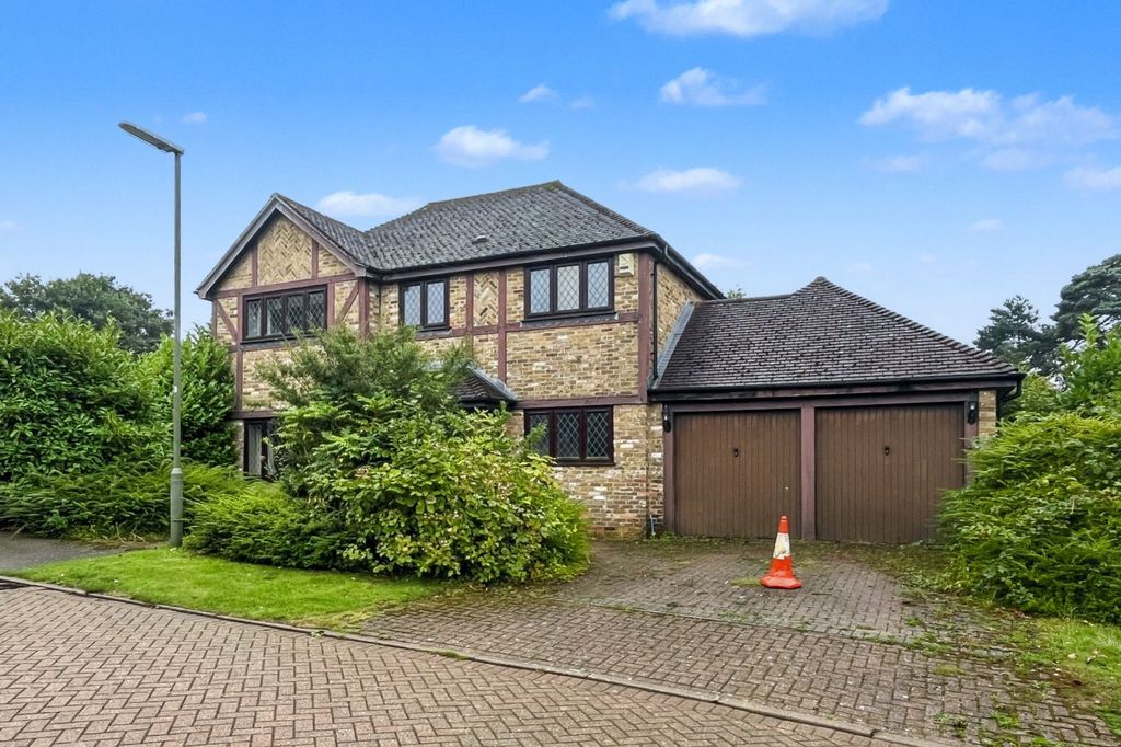 Property photo 2 of 29 1 Deacon Place, Caterham, Surrey, Cr3 5Fn
