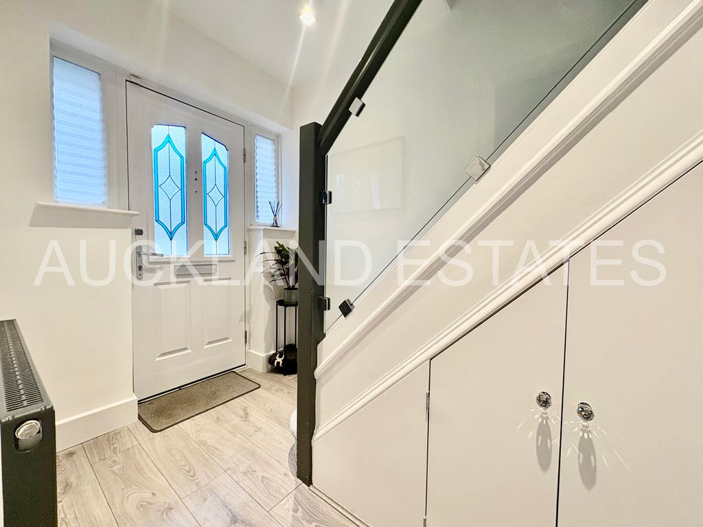 Property photo 3 of 25 Image00004