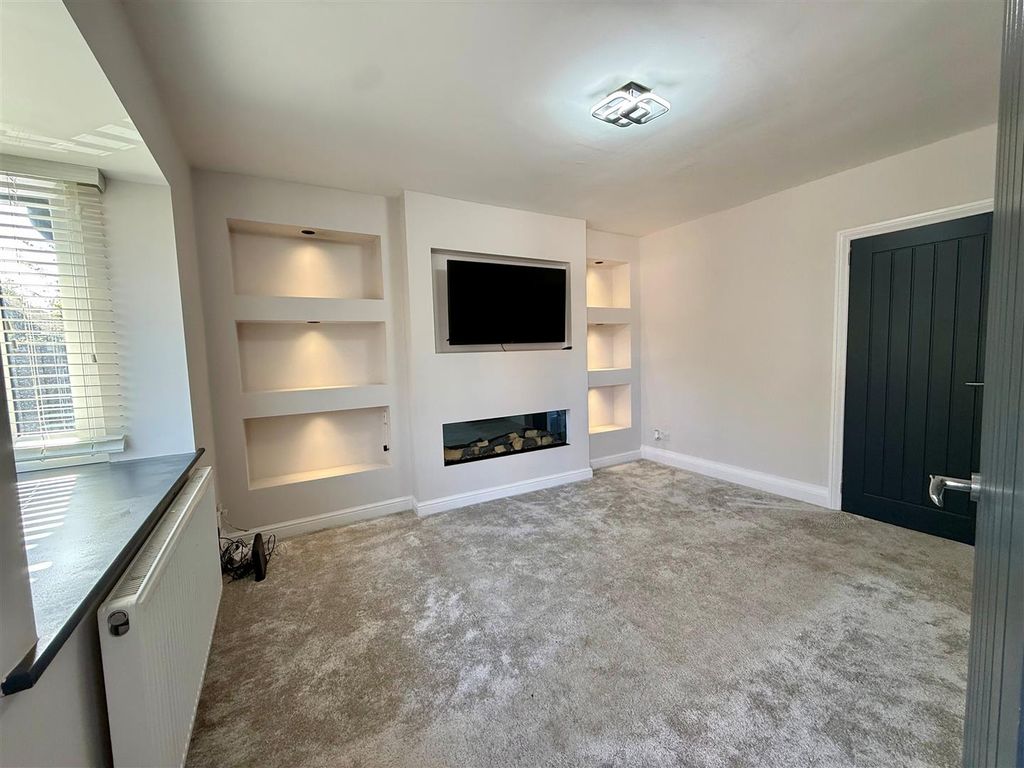 Property photo 2 of 11 Lounge.Jpg