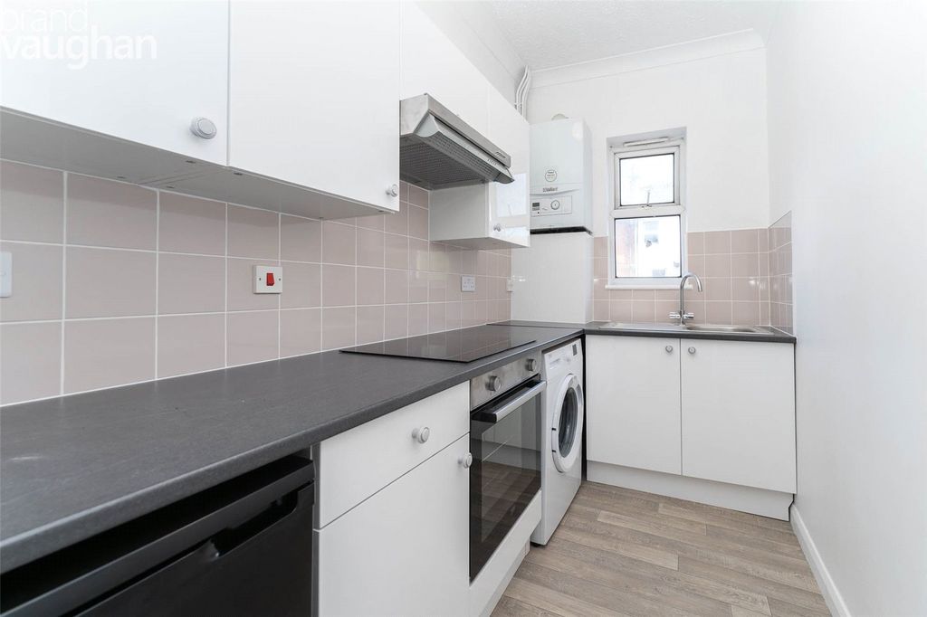 Property photo 2 of 8 Kitchen