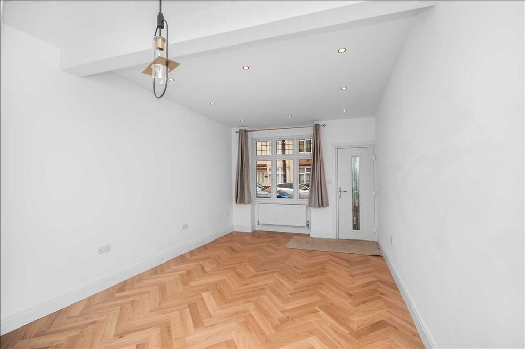 Property photo 2 of 13 Lounge