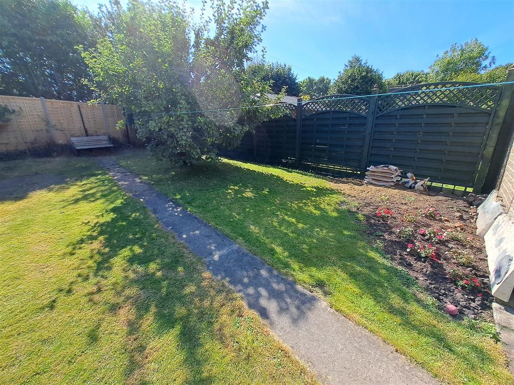 Property photo 3 of 11 Gardens