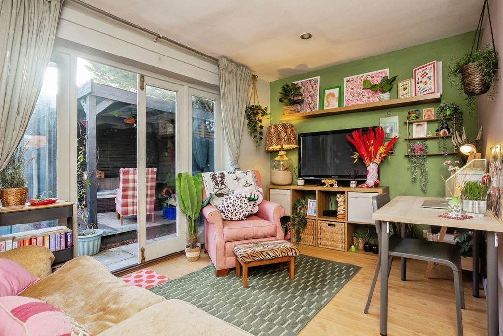 Property photo 3 of 20 Annexe Living Room