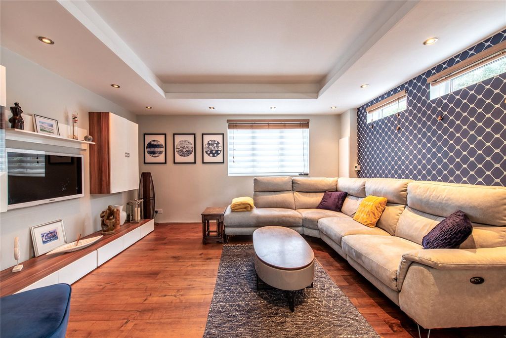 Property photo 2 of 42 Picture No. 15