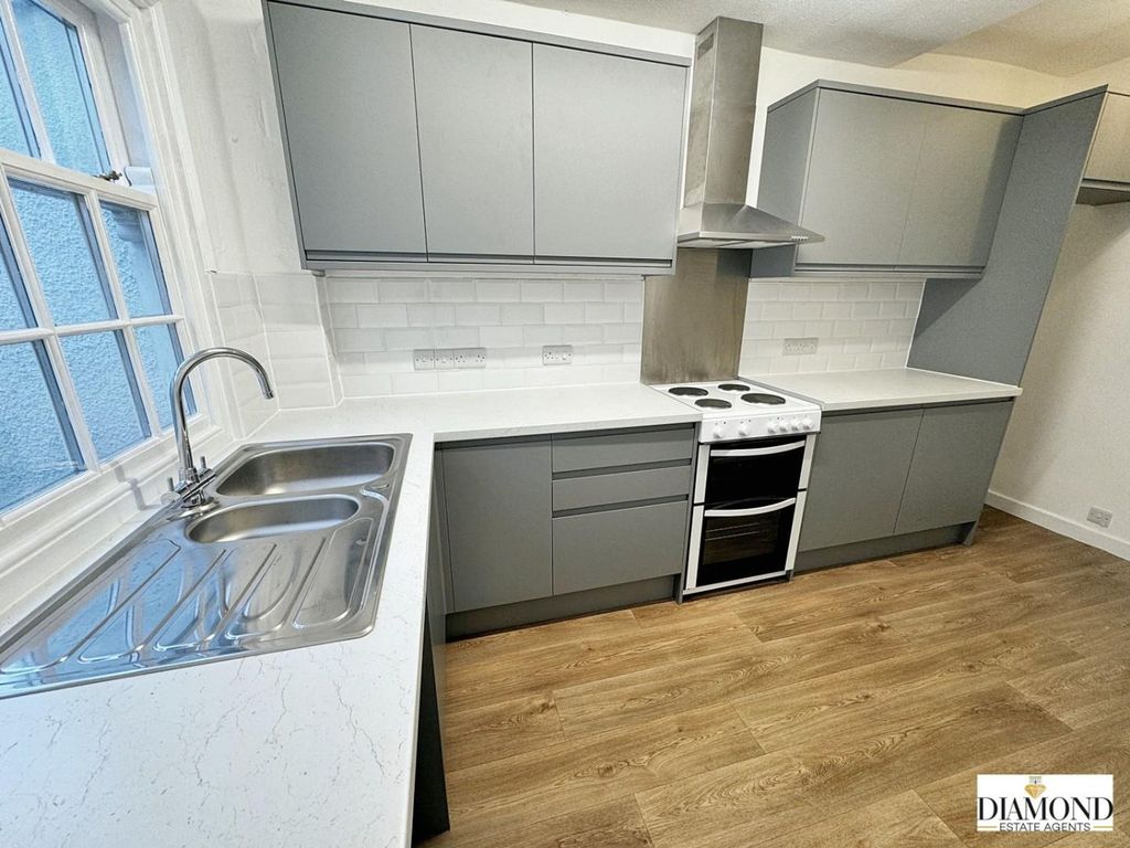 Property photo 3 of 11 Kitchen