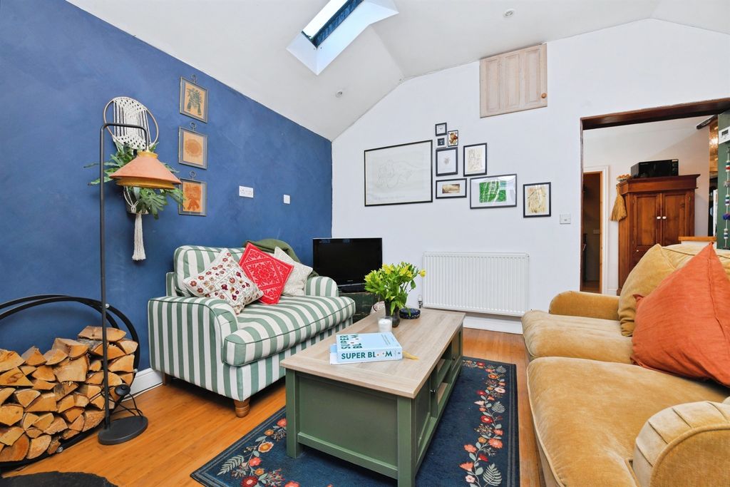 Property photo 2 of 20