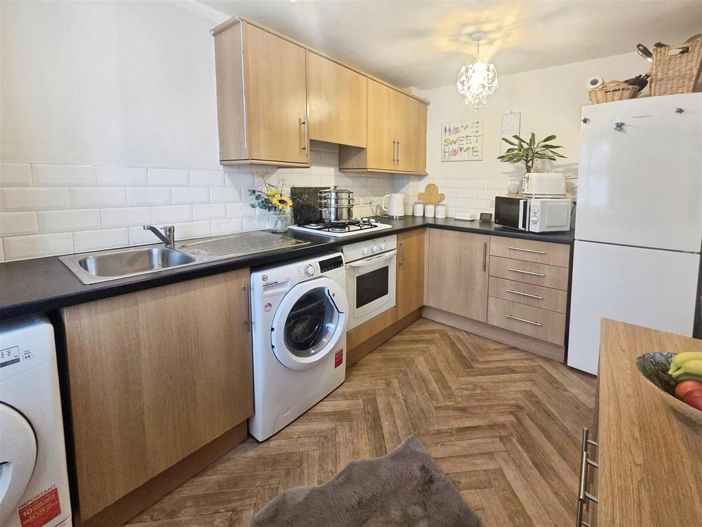 Property photo 3 of 17 E63c2772-Image003 20 282 29.Jpg